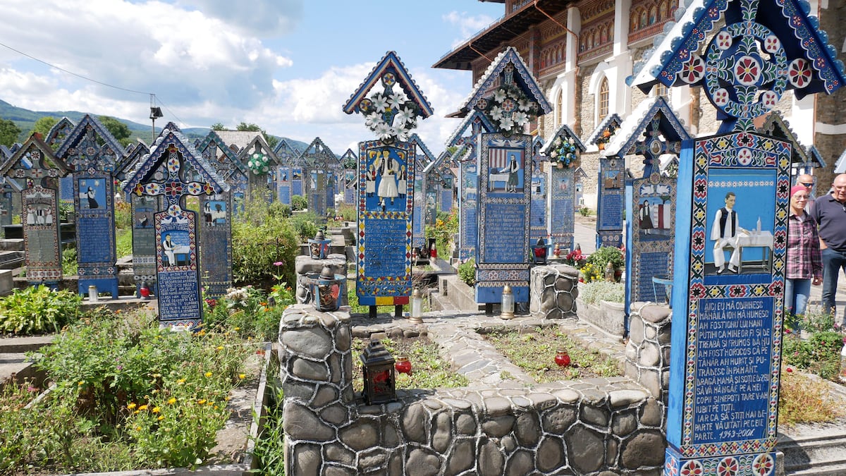 Centenarias iglesias de madera y el alegre cementerio de Săpânța en la Rumanía más secreta 