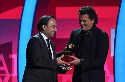 Carlos Vives recoge el premio a la mejor canción del año por 'La Bicicleta'.