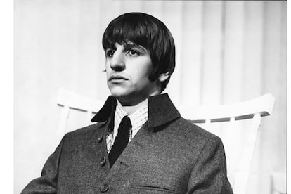 "Ringo Starr acababa de anunciar su compromiso con Maureen Cox, así que me acerqué a su apartamento en Cadogan Place para saber si querría que le hiciese unos trajes. Quería vestirle como a un dandy, y él también. Fue extremadamente fácil trabajar con él, quería la calidad de los tejidos y el patronaje de Saville Row pero con un diseño en la línea de Beau Brummel". En la foto, Ringo Starr con un traje diseñado por Caroline Charles (1964). 