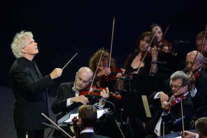 Rattle, al frente de la Orquesta Sinf&oacute;nica de Londres, en la inauguraci&oacute;n de los Juegos Ol&iacute;mpicos de 2012, en julio del mismo a&ntilde;o.