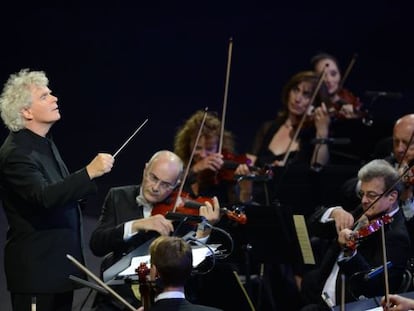 Rattle, al frente de la Orquesta Sinf&oacute;nica de Londres, en la inauguraci&oacute;n de los Juegos Ol&iacute;mpicos de 2012, en julio del mismo a&ntilde;o.