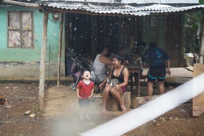 Una familia de Boruca se refugia durante una tormenta repentina.