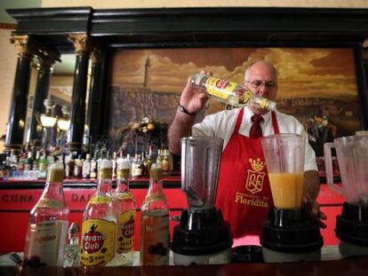 Un coctelero prepara unos daiquiris en el restaurante Floridita de La Habana