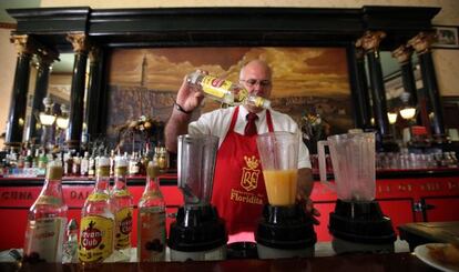 Un coctelero prepara unos daiquiris en el restaurante Floridita de La Habana