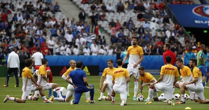 Los jugadores de España calentando antes del partido ante Italia.