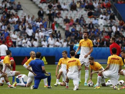 Los jugadores de España calentando antes del partido ante Italia.