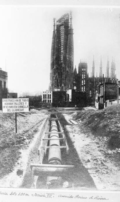 Construcción el 1927 de la canalización a la avenida Gaudí (en aquellos días, de Primo de Rivera), en dirección a la Sagrada Familia.