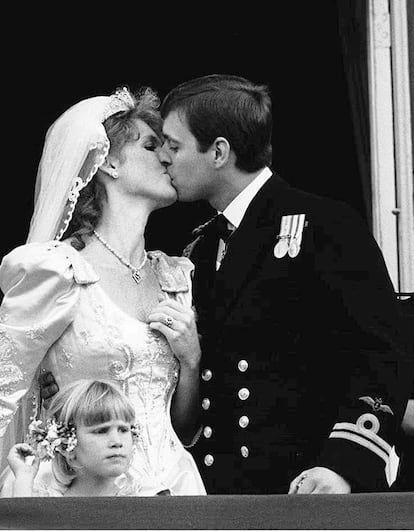 El tercer hijo de la reina Isabel, el príncipe Andrés, se casó con Sarah Ferguson el 23 de julio de 1986 en la abadía de Westminster. El anillo de compromiso tenía un gran rubí rojo, a juego con su cabellera. La pareja, con dos hijas, Beatriz y Eugenia, se separó en los años 90. Ferguson no está invitada a la boda de su sobrino Guillermo con Catalina Middleton.