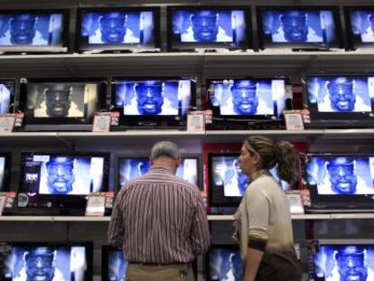 Televisores en un centro comercial de Madrid. / Alvaro Garcia