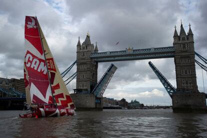 El barco presentado el lunes en Londres, a cuyo paso se abrió el Tower Bridge.