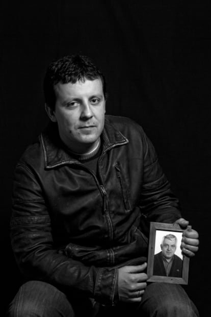 Josu Elespe sostiene el retrato de su padre, Froilán, el primer concejal socialista asesinado por ETA.