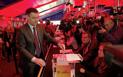 Bartomeu vota en el referéndum del Camp Nou.