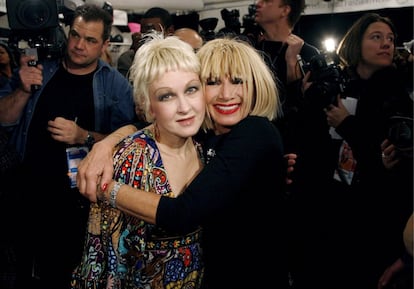 Cyndi Lauper y la diseñadora Betsey Johnson son la personificación de esa frase de Pablo Picasso que dice "la creatividad es el principal enemigo del buen gusto".