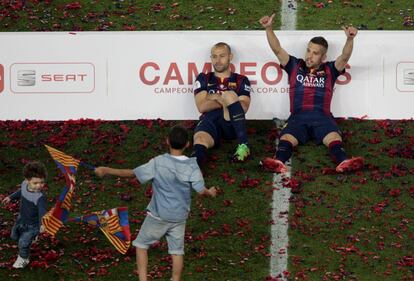 Mascherano y Jordi Alba, tras la celebración