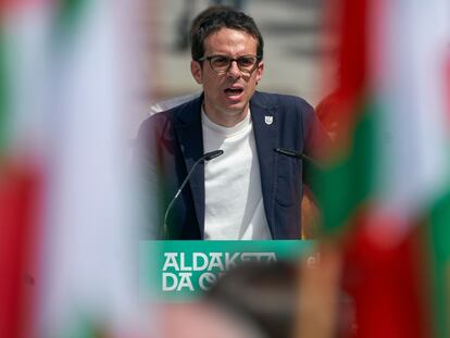 El candidato de EH Bildu a lehendakari Pello Otxandiano, participa el día 14 de abril en un acto electoral en Vitoria.