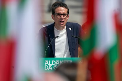 El candidato de EH Bildu a lehendakari Pello Otxandiano, participa el día 14 de abril en un acto electoral en Vitoria.