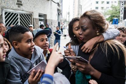 A cantora angolana ganhou o p&uacute;blico infantil que estava no show no centro de S&atilde;o Paulo.