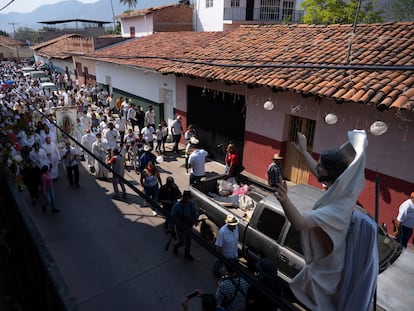 El nuncio apostólico en México, monseñor Franco Coppola, recorre en procesión el centro de Aguililla, Michoacán.