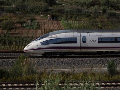 Un tren de alta velocidad AVE circula por las afueras de El Papiol (Barcelona).