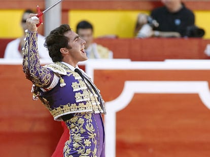 El Fandi después de matar a <i>Capuchino,</i> ayer en Pamplona.