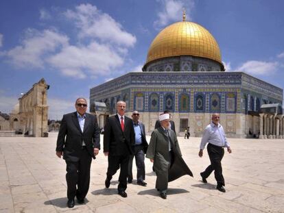 Hamdal&aacute;, con corbata roja, al visitar la explanada de las Mezquitas el domingo en Jerusal&eacute;n.