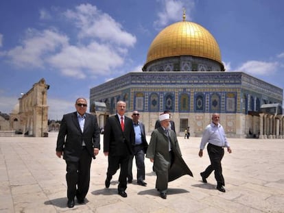 Hamdal&aacute;, con corbata roja, al visitar la explanada de las Mezquitas el domingo en Jerusal&eacute;n.