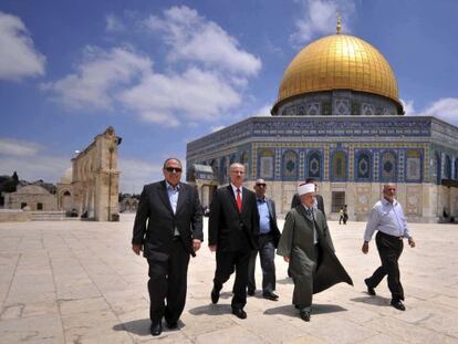 Hamdalá, con corbata roja, al visitar la explanada de las Mezquitas el domingo en Jerusalén.