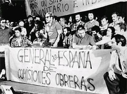 Marcelino Camacho (en el centro, de pie), rodeado de un grupo de delegados, en la asamblea de Barcelona en la que CC OO se transformó en un sindicato.