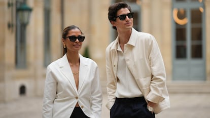 Una mujer y un hombre en las calles de París.