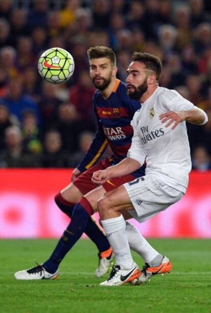 Piqué y Carvajal, durante una acción del partido.