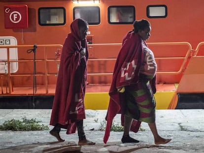 Una mujer embarazada llega al puerto de Málaga tras ser rescatada en octubre de 2018. 