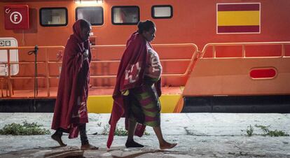 Una mujer embarazada llega al puerto de Málaga tras ser rescatada en octubre de 2018. 