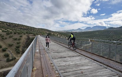 La Vía Verde del Aceite a su paso por Torredelcampo, en Jaén.