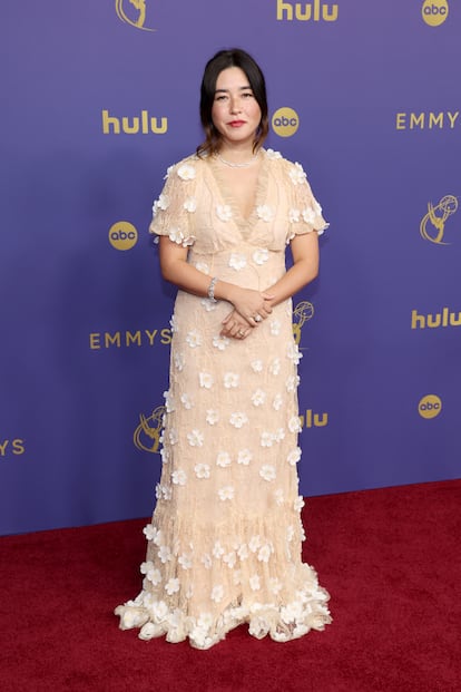 Maya Erskine, nominada por su papel en 'Mr. and Mrs. Smith', con un elegante vestido con flores blancas bordadas. 