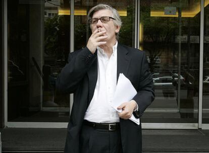 Iñaki Ezkerra fuma un cigarrillo antes de entrar a la asamblea del Foro Ermua, ayer en Vitoria.