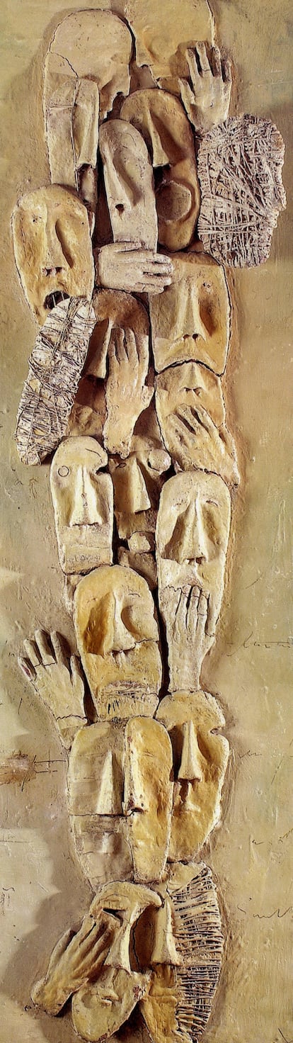 'Totem' (2003). Cera y pigmentos sobre madera. 240x90 cm. Colección J. Pallotta. Imagen escaneada del libro que la colección 'Libros de Arte Marroquí' de Les éditions Art Point dedica a Mahi Binebine.