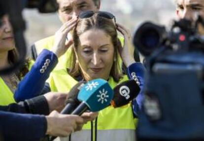 La ministra de Fomento, Ana Pastor, durante la visita que ha realizado hoy a las obras de acondicionamiento del enlace y la variante de la ronda suroeste de Córdoba.