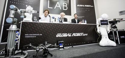 Luis Cueto, coordinador general del Ayuntamiento de Madrid (centro), junto a Enric Forner (CEO de Global Robot Expo) &ndash;a la derecha&ndash;, y Adolfo Gonz&aacute;lez (CEO de Ontiwice), ayer, durante la presentaci&oacute;n de la feria.