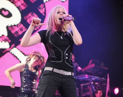 <p><strong>Quién, dónde y cuándo. </strong>Avril Lavigne. 15 de junio de 2008. Badalona. <br /><strong>Por qué se canceló.</strong> Una "indisposición" fue la causa esgrimida por la promotora al anunciar a primera hora del 16 de junio de 2008 la suspensión del recital que Avril Lavigne tenía previsto ofrecer esa misma noche en el Pabellón Olímpico de Badalona (Barcelona). Los fans de la canadiense primero no se lo creían -la negación habitual en todo caso de duelo- y después pasaron a acusarla de cancelar por no haber vendido suficientes entradas. Sea como fuere, también se quedaron con las ganas de ver a sus teloneros, que eran nada menos que los Jonas Brothers, en una conjunción idílica para cualquier adolescente de la época con querencia por el pop rock guitarrero. <br /><strong>Momento de máxima tensión. </strong>Estos comunicados de cancelación suelen terminar informando sobre la devolución del dinero de las entradas, pero eso es lo de menos en ese momento. En la época de auge de los <a href="https://vandal.elespanol.com/foro/mensaje/480899/avril-lavigne-cancela-su-concierto-de-badalona-por-una-indisposicion/">foros de Internet</a>, alguien lo resumía así de bien: "Mi hermana pequeña, de 14 años, tenía entradas para este concierto. El primer concierto de su vida. Llevaba esperándolo desde marzo, cuando le regalamos las entradas por su cumpleaños. Está en plenos exámenes finales y lleva estudiando todo el viernes y el sábado para poder tener el domingo libre. Esta tarde iba a llevarla yo al pabellón junto con una amiga suya. Nosotros al menos recuperaremos toda la inversión (las entradas), escaso consuelo, pero hay gente que ha venido de lejos. ¿Quien les compensa a ellos el billete de avión y las habitaciones de hotel? En fin, si es verdad, ojalá se mejore. Si es mentira, ojalá se muera". <br />En la imagen, Avril Lavigne en un concierto en Londres en junio de 2008, el mismo mes y el mismo año de su cancelación en Badalona.</p>