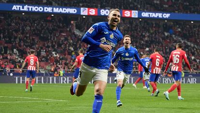 Borja Mayoral celebra el tanto de penalti que supuso el definitivo empate a tres entre el Atlético y el Getafe.