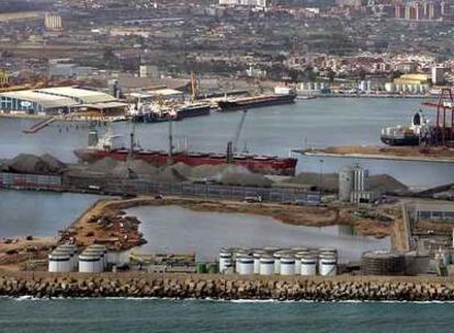 Vista aérea del puerto de Valencia, con el muelle del carbón en el centro, donde ayer falleció un trabajador.