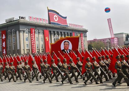 Además de marcar esta fecha, este desfile tiene como objetivo hacer una demostración de fuerza y enviar un mensaje a Washington, Seúl, Tokio y otros sobre la capacidad militar del país. En la imagen, soldados norcoreanos marchan con una imagen del líder supremo Kim Il-sung.