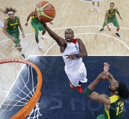 Luol Deng entra a canasta en el partido contra Brasil.