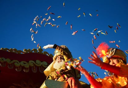 El Rey Gaspar tira dulces a los niños que asisten a la Cabalgada de los Reyes Magos, en Sevilla. 
