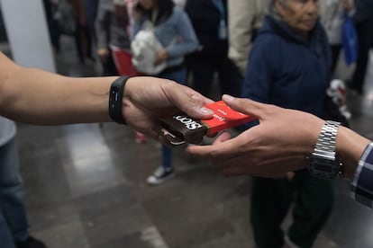 Repartición de preservativos en una estación del metro de Ciudad de México.