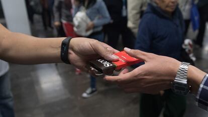 Repartición de preservativos en una estación del metro de Ciudad de México.