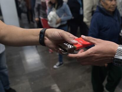 Repartición de preservativos en una estación del metro de Ciudad de México.