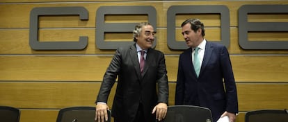 El presidente de CEOE, Juan Rosell (izquierda) conversa con Antonio Garamendi, presidente de Cepyme.