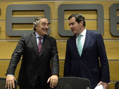 El presidente de CEOE, Juan Rosell (izquierda) conversa con Antonio Garamendi, presidente de Cepyme.