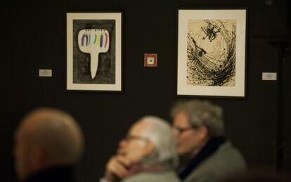 Dibujos de Nino Rollo y Juana Francés, por encima de las cabezas de los artistas Vicente Colom y Miquel Navarro, que asistieron a la presentación.